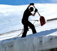 Odśnieżanie dachu - alpinista odśnieża dach